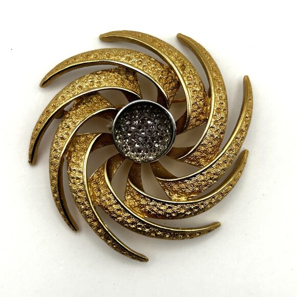 Vintage Monet Swirl Brooch Pinwheel Sunburst Rhinestone Textured Round Signed - Picture 10 of 12